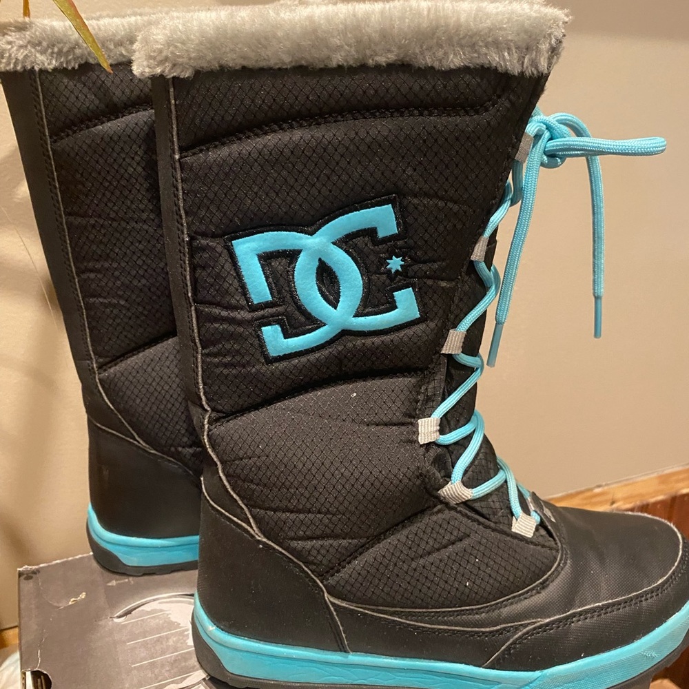 Size 4 DC winter boots worn once